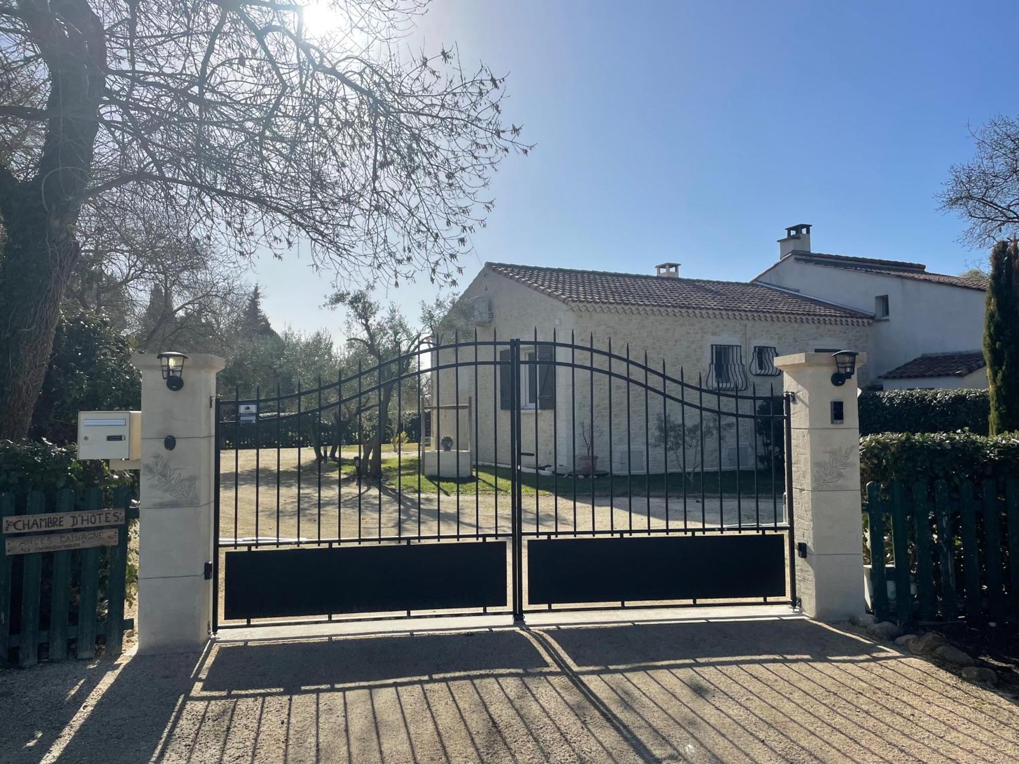 Arles Campagne Location "La Campagn'Arles" Bed & Breakfast Екстериор снимка